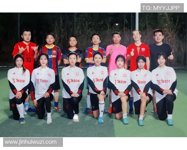 阳光下的足球明星女孩展现青春活力与梦想追逐的精彩瞬间